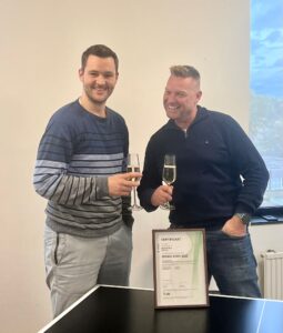 Patrick van Heijst, responsable de la sécurité, et Erwin Wulterkens, directeur de NLeyes, portent un toast à la certification ISO27001.